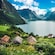 El lago Stryn rodeado de montañas, vegetación exuberante y pequeñas casas ubicadas a lo largo de la costa